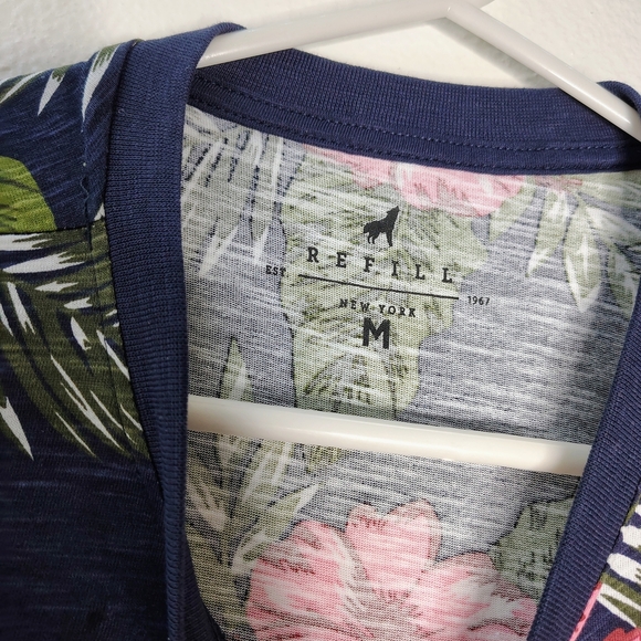 Refill Men's Hawaiian BlueNavy Floral Print T-shirt Short Sleeve Round Neck Sz M - Picture 2 of 10